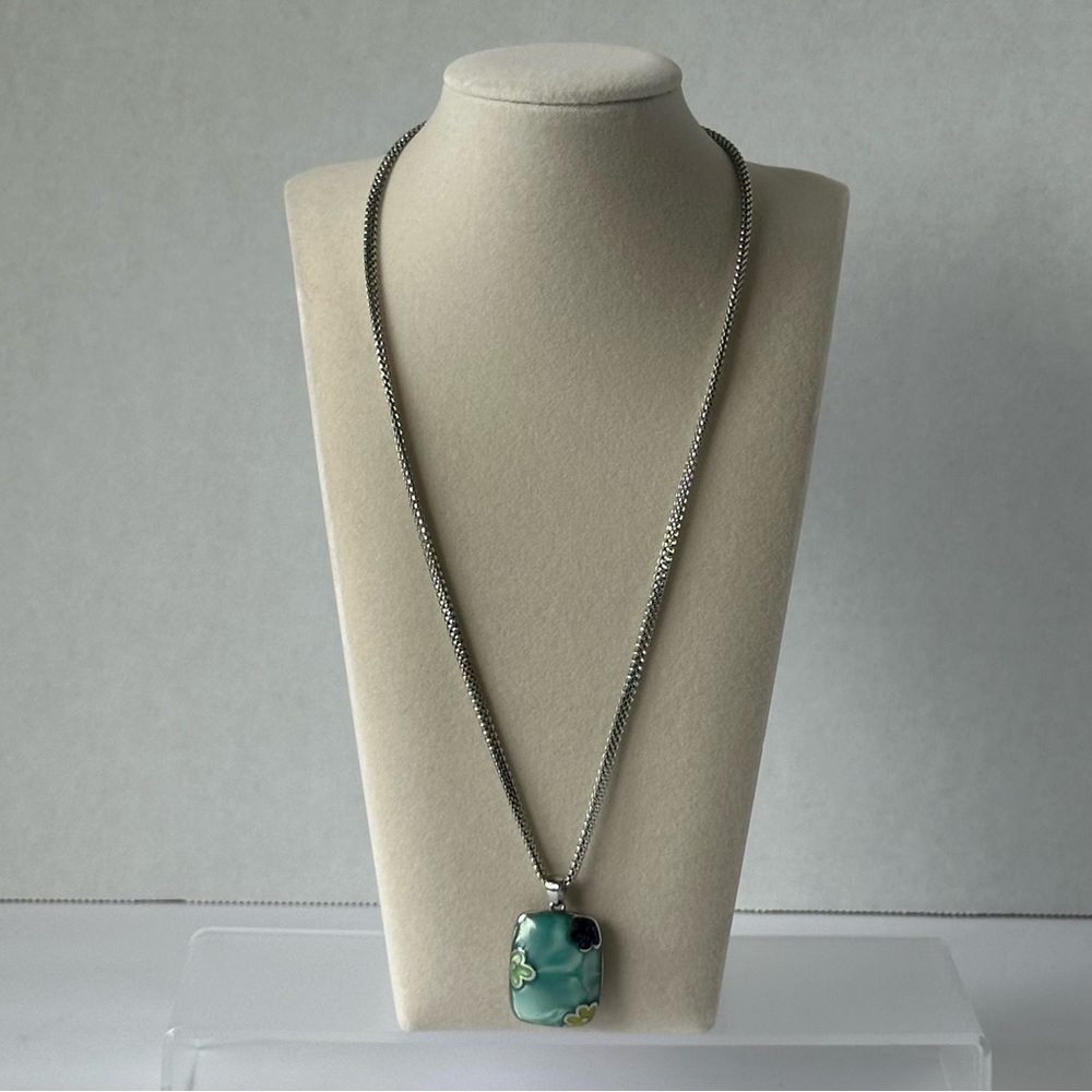 Elegant Silver and Green Pendant Necklace